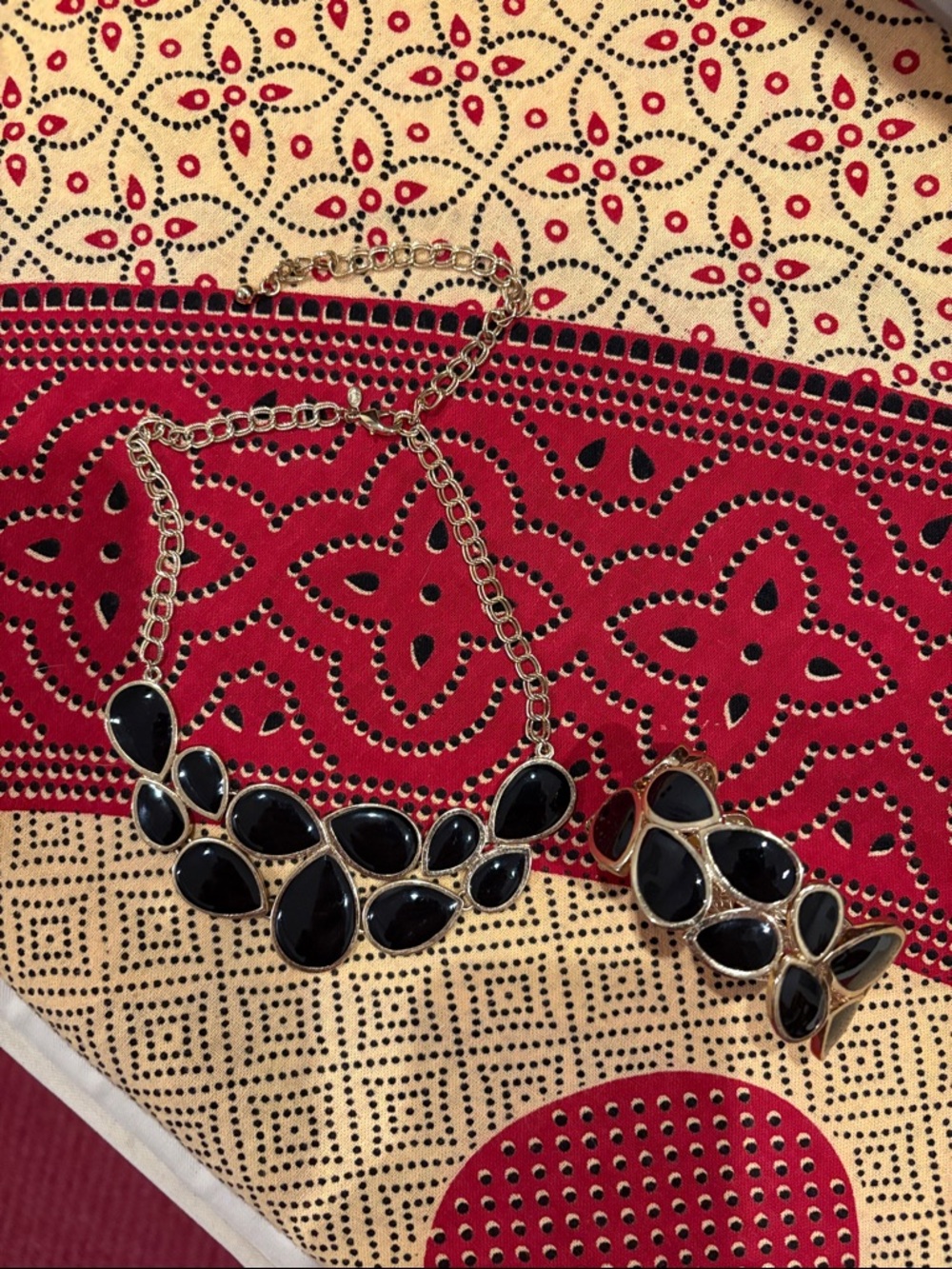 Gold-Tone Necklace and Bracelet Set with Black Teardrop Stones